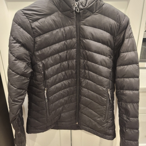 Woman's bomber coat. - Picture 3 of 6